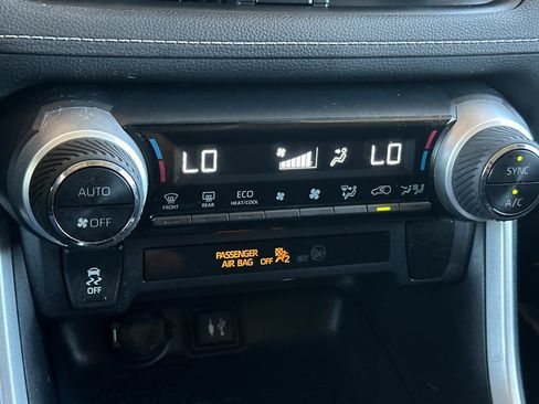 Used 2019 Toyota RAV4 LE AWD/4WD image 22