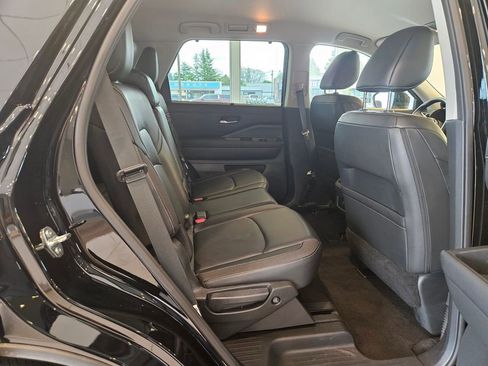 Used 2025 Nissan Pathfinder SL AWD/4WD image 29