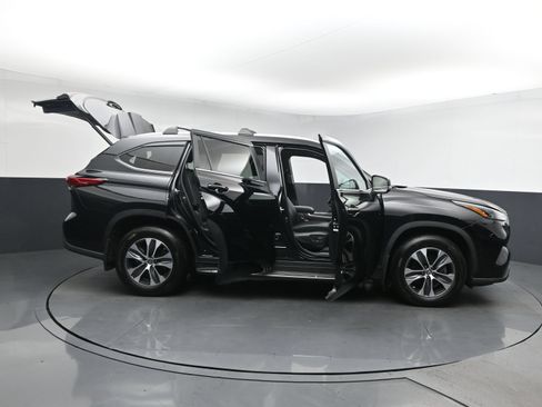 Used 2023 Toyota Highlander XLE AWD/4WD image 29