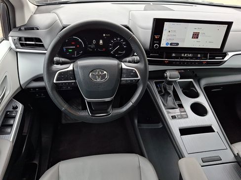 Certified 2025 Toyota Sienna XLE FWD image 11