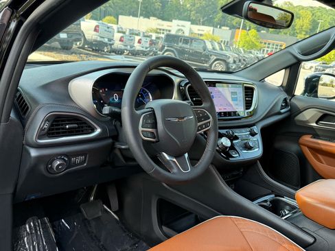 Used 2025 Chrysler Pacifica Pinnacle FWD image 15