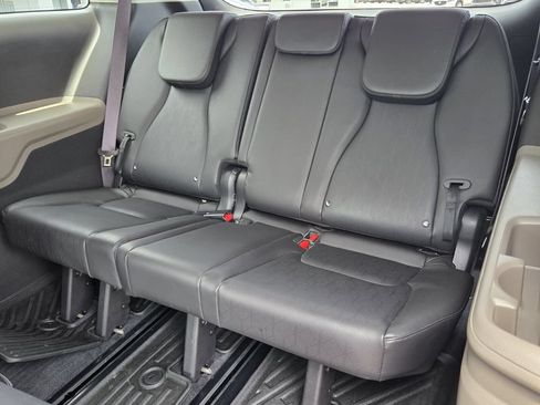 Used 2025 Kia Carnival FWD image 13