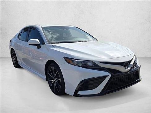 Used 2021 Toyota Camry SE image 3