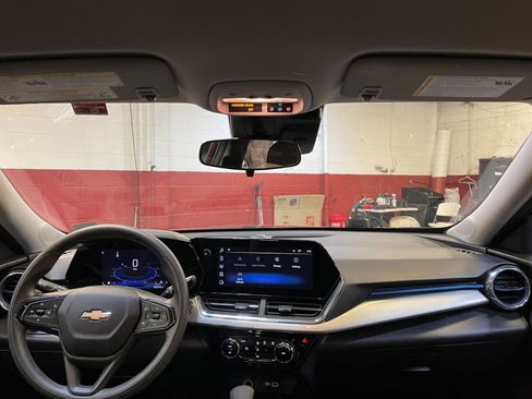 Used 2025 Chevrolet Trax LT image 32