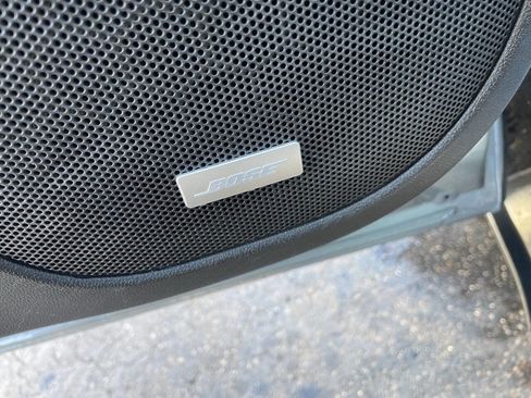 Used 2023 GMC Acadia SLT w/ Preferred Package image 16