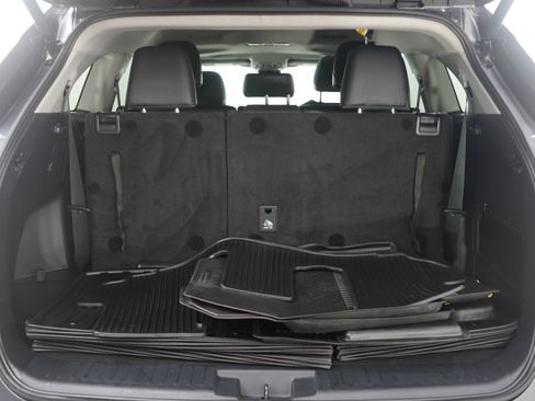 Used 2024 Toyota Highlander XLE image 11