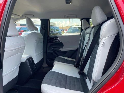 New 2025 Mitsubishi Outlander SE image 13