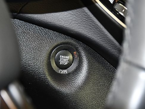 Used 2019 Jeep Cherokee Limited image 25