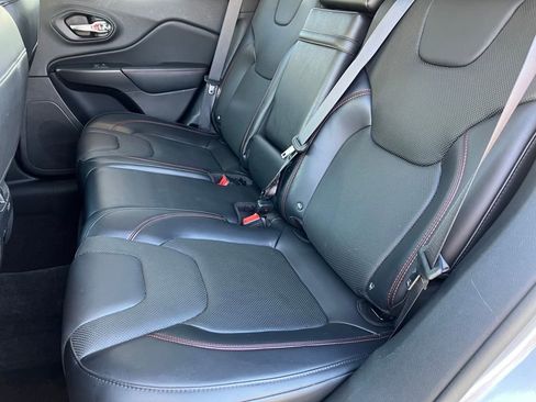 Used 2019 Jeep Cherokee Trailhawk image 13