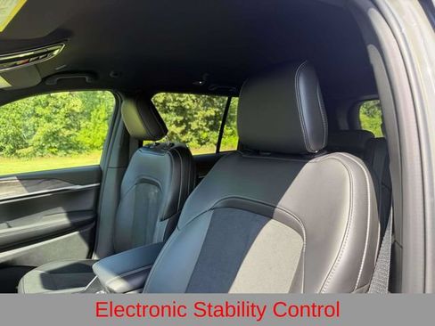 New 2027 Jeep Grand Cherokee Altitude AWD/4WD image 13