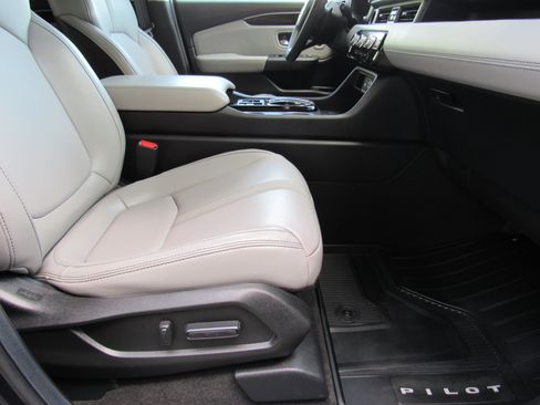 Used 2025 Honda Pilot Touring image 29