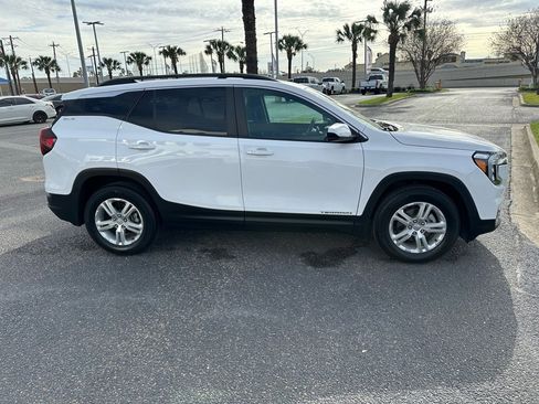 Used 2024 GMC Terrain SLE w/ Driver Convenience Package image 7