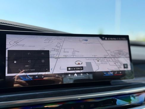 Used 2025 BMW 760i xDrive w/ Luxury Rear Seating Package image 9