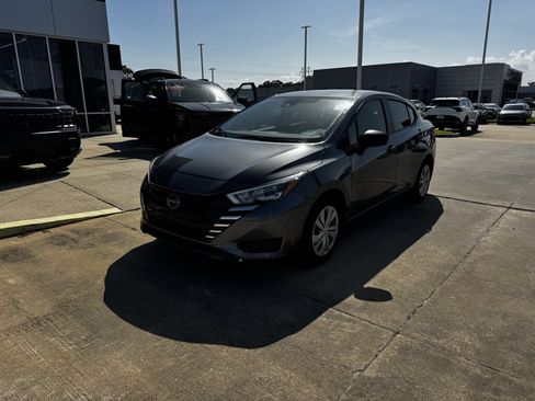 Used 2025 Nissan Versa S w/ Trunk Package FWD image 2