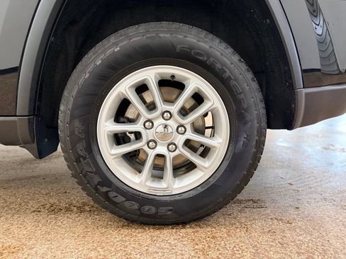 Used 2019 Jeep Grand Cherokee Laredo AWD/4WD image 26