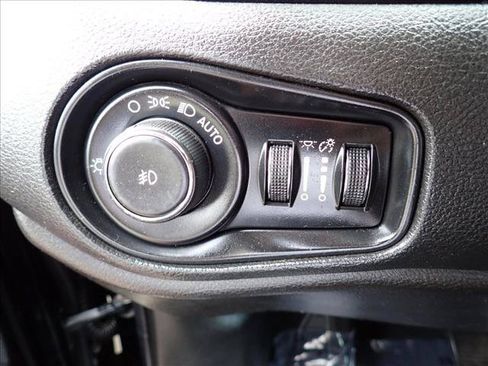 Used 2017 Jeep Renegade Trailhawk AWD/4WD image 13