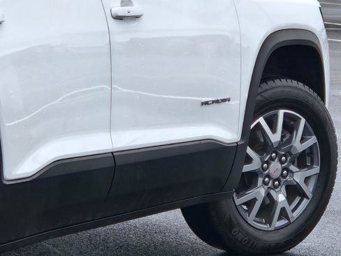 Used 2023 GMC Acadia SLT image 13