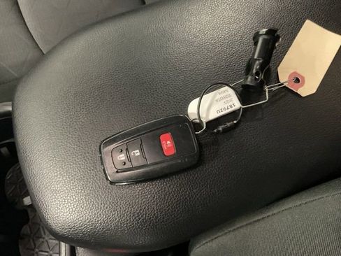 Used 2025 Toyota RAV4 XLE AWD/4WD image 22