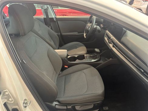 Used 2025 Kia K4 LXS image 36