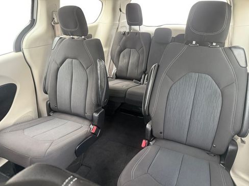 Used 2022 Chrysler Voyager LX FWD image 11