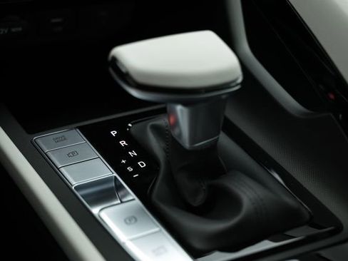 New 2025 Hyundai Elantra Limited image 17