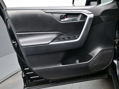 Used 2021 Toyota RAV4 XLE AWD/4WD image 9