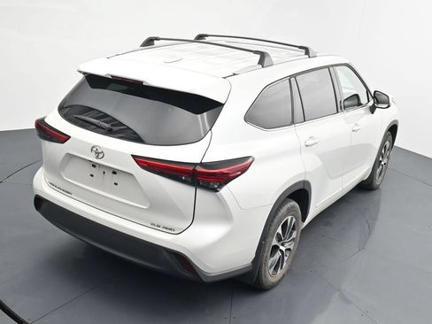Used 2022 Toyota Highlander XLE AWD/4WD image 15