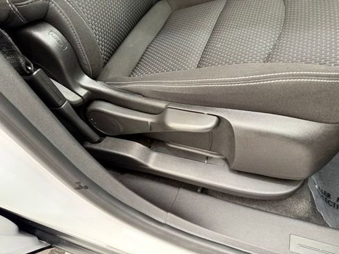 Used 2024 GMC Terrain SLE image 17