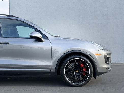 Used 2017 Porsche Cayenne Turbo image 10