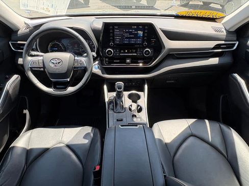 Used 2020 Toyota Highlander XLE AWD/4WD image 12
