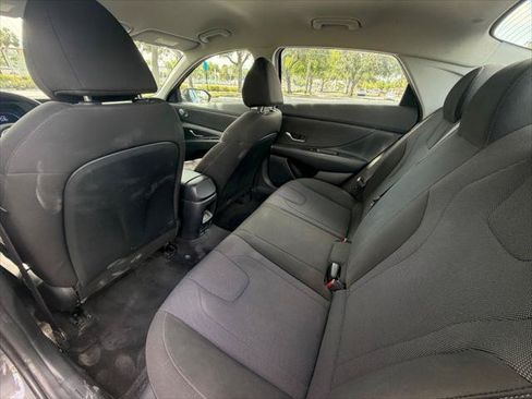 Used 2025 Hyundai Elantra SE FWD image 17