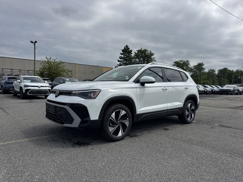 New 2025 Volkswagen Taos SE image 1