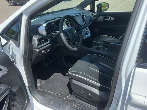 Used 2025 Chrysler Pacifica Limited FWD image 8