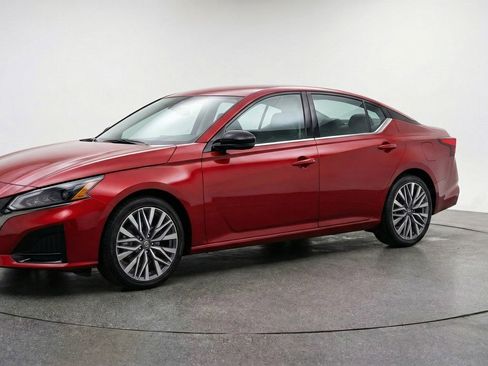 Used 2025 Nissan Altima 2.5 SV image 3