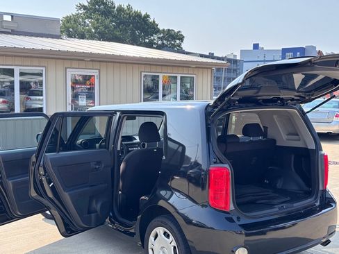 Used 2009 Scion xB FWD image 9