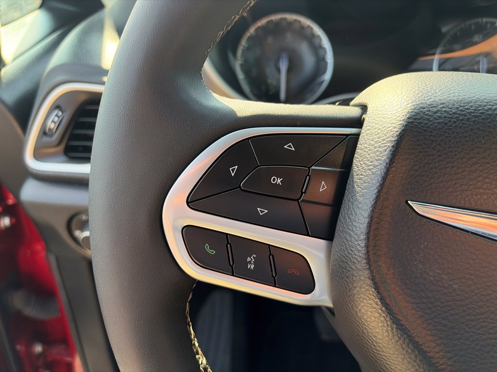 Certified 2025 Chrysler Pacifica Select FWD image 26
