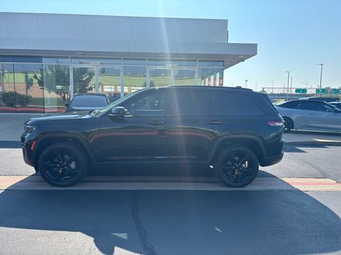 Used 2024 Jeep Grand Cherokee Limited w/ Black Appearance Package AWD/4WD image 6