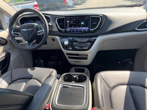 Used 2023 Chrysler Pacifica Touring-L FWD image 14