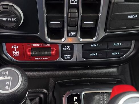 Used 2025 Jeep Wrangler Unlimited Rubicon AWD/4WD image 23