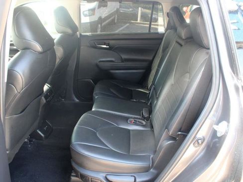 Used 2021 Toyota Highlander XLE FWD image 11