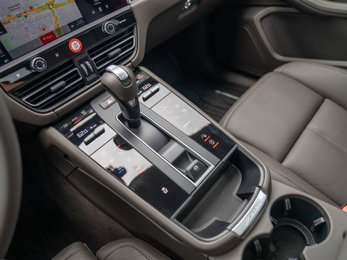 Certified 2026 Porsche Macan AWD/4WD image 19