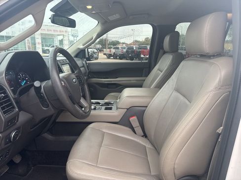 Used 2018 Ford Expedition XLT w/ Equipment Group 202A image 4