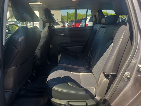 Used 2023 Toyota Highlander XLE AWD/4WD image 29