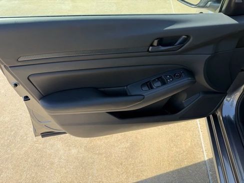 Used 2025 Nissan Altima 2.5 S image 12