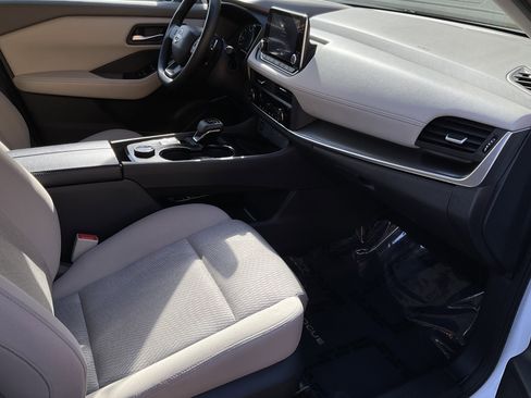 Used 2025 Nissan Rogue SV image 24