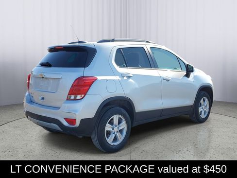 Used 2022 Chevrolet Trax LT w/ LT Convenience Package image 3