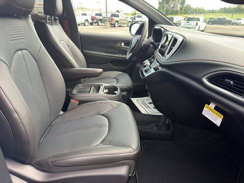New 2027 Chrysler Pacifica Select FWD image 19