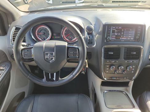 Used 2019 Dodge Grand Caravan SXT image 18