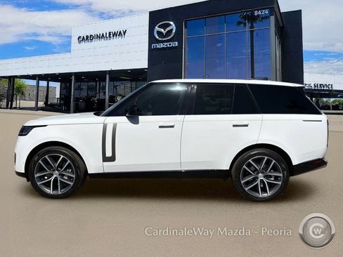 Used 2025 Land Rover Range Rover SE AWD/4WD image 3