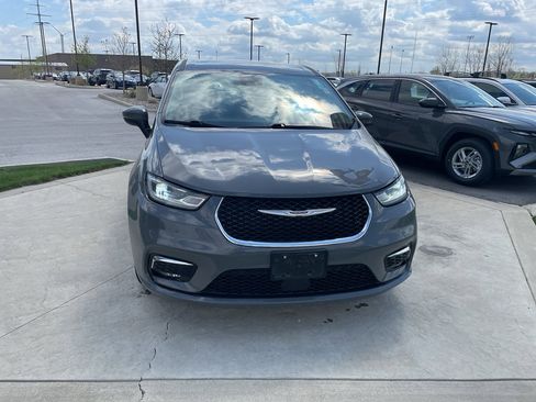 Used 2023 Chrysler Pacifica Touring-L image 8